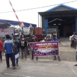 Puluhan sopir di Jombang saat menggelar demo di sekitar Ring Road Mojoagung.