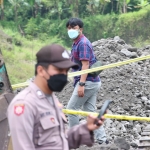 Seorang petugas saat meninjau alat berat di lokasi tambang pasir ilegal aliran lahar Gunung Kelud.