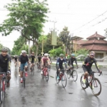 Wakil Ketua Komisi III DPR RI Ahmad Sahroni bersepeda keliling Banyuwangi. (foto: ist)