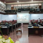 Suasana paripurna LKPj Bupati Mojokerto di gedung dewan memanfaatkan media teleconference.