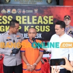 Wakapolres Gresik, Kompol Erika Purwana Putra, bersama Kasatreskrim Polres Gresik, Iptu Aldhino Prima, saat mengekspose tersangka ketika konferensi pers. Foto: SYUHUD/BANGSAONLINE