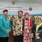 Dekan Fakultas Hukum Uniska Kediri, Zainal Arifin (kanan) saat mendampingi Ketua MK, Anwar Usman (nomor 3 dari kiri). Foto: Ist.
