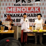 Ketua DPD PKS Kabupaten Kediri Marenda Darwis (pegang mik) saat menggelar jumpa pers di sebuah cafe, kemarin. Foto: Ist.