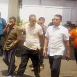 DITAHAN – Achmad Zainudin saat menuju mobil tahanan Kejari Mojokerto yang siap mengantar ke LP Taman Siswa, Jumat (5/9/2014). foto : agus/BangsaOnline
