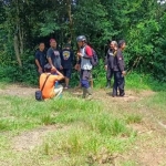 Tim survei dari PWI Kediri dan relawan saat menemukan lahan gundul di Gunung Klotok. foto: MUJI HARJITA/ BANGSAONLINE