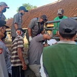 Petugas dari Dinas Peternakan Jombang dan kepolisian saat mengembalikan sapi asal Ngimbang, Lamongan.