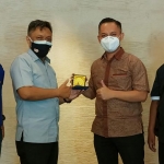 Ketua PWI Kediri Bambang Iswahyoedi (dua dari kiri) saat menyerahkan lencana Hasta Adiwarta kepada Kabag Humas PT Gudang Garam Tbk, Iwhan Tri Cahyono. foto: MUJI HARJITA/ BANGSAONLINE