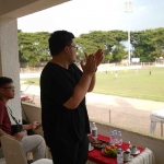 Ketua Umum Persedikab, Hanindhito Himawan Pramana, saat menyaksikan pertandingan di Stadion Canda Bhirawa. Foto: Ist
