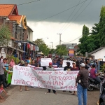 Warga Desa Jogodalu, Kecamatan Benjeng saat demo di Pesanggrahan Keramat Ki Ageng. Foto: ist.