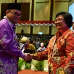 Wakil Bupati Timbul Prihanjoko saat menerima Piala Adipura dari Menteri LHK, Siti Nurbaya.