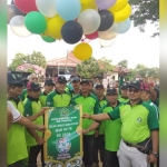 Bupati dan Wakil Bupati Pamekasan bersama Plt. Kepala Kemenag Jawa Timur didampingi Kepala Kemenag Pamekasan saat melepas balon tanda dimulainya jalan sehat.