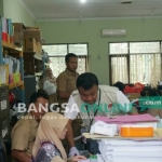 Salah satu penyidik KPK saat meminta pegawai PU Cipta Karya menunjukan file dokumen yang dibutuhkan selasa (6/12). foto: RONY S/ BANGSAONLINE