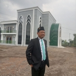 Sudiono Fauzan (ketua yayasan), saat tinjau lokasi gedung baru.