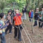Para Relawan FPRB Kabupaten Kediri saat berlatih SAR dan Vertical Rescue. foto: ist.
