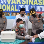 Kapolresta Sidoarjo, Kombes Pol Kusumo Wahyu Bintoro, saat meninjau vaksinasi Covid-19 untuk anak usia 6-11 tahun.