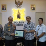 Kasi Pengawasan KPP Pratama Mojokerto, Hary Christiawan saat memberikan penghargaan kepada Kapolres Mojokerto Kota, AKBP Wiwit Adisatria di ruang kerjanya, Kamis (30/3/2023)