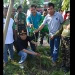 Ketua PC GP Ansor Slamet Budiono dan Kepala DKP Bahrul Amiq melakukan penanaman pohon bersama.