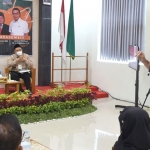Wali Kota Kediri Abdullah Abu Bakar saat menyampaikan pendapatnya di seminar Dies Natalies IAIN Kediri dengan narasumber utama KSP Moeldoko (duduk kiri). foto: ist.