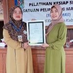 Desi Astutik saat mendampingi salah satu pelaku UMKM di Tuban untuk mendapatkan sertifikat halal.