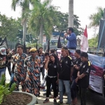 Massa GMBI saat menyuarakan pembubaran HTI di gedung DPRD Tuban. foto: SUWANDI/ BANGSAONLINE