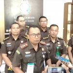 Kajari Kabupaten Kediri didampingi para Kasi, saat memberi keterangan kepada wartawan.