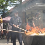 Kapolres Kediri AKBP, Agung Setyo Nugroho, bersama Forkopimda Kabupaten Kediri saat membakar barang bukti narkoba di Mapolres Kediri. Foto: Ist