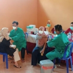 Petugas gabungan saat meninjau vaksinasi yang digelar oleh Kodim 0805/Ngawi di Desa Jeblogan.