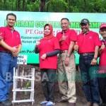 Bupati Kediri terpilih Haryanti bersama direksi PT. Gudang Garam di hutan Tarokan Kabupaten Kediri.(foto: arif kurniawan/ BANGSAONLINE)