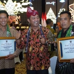 Kepala Disparbud Kabupaten Kediri, Adi Suwignyo (tengah), saat menerima penghargaan. Foto: Ist