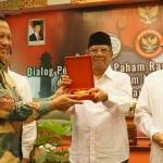 KH A Hasyim Muzadi menerima cinderamata usai acara pencegahan radikaslime terorisme yang digelar BNPT di Solo Jawa Tengah. foto: bangsaonline.com