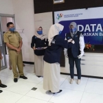 Kepala BPS Kabupaten Kediri Lilik Wibawati saat menyematkan PIN kepada salah satu petugas sensus yang akan bertugas. (foto: ist)