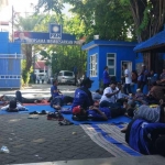 Puluhan kader PAN asal Kabupaten Lamongan menduduki kantor DPW PAN Jatim. Mereka menuntut Ketua DPD PAN Lamongan,  Husnul Aqib dimasukan dalm DCT Dapil 13. foto: ist