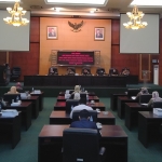 DPRD Jombang menggelar rapat paripurna terkait nota penjelasan raperda tentang perubahan APBD Kabupaten Jombang 2021 di Gedung DPRD Jombang, Senin (9/8/2021). (foto: ist)