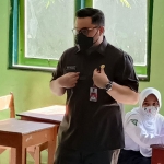 Bupati Kediri Hanindhito Himawan Pramana mengajak dialog salah satu siswa saat mengecek di ruang kelas SMP Negeri Ngadiluwih Kabupaten Kediri. (foto: MUJI HARJITA/ BANGSAONLINE)