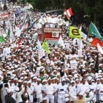Massa FPI saat melakukan aksi demonstrasi di depan Gedung Mabes Polri, Jakarta, Senin (16/1). 