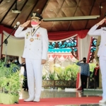 Bupati Pamekasan Baddrut Tamam menjadi Inspektur dalam pelaksanaan upacara bendera dalam memperingati HUT ke-76 Kemerdekaan RI, di lapangan Mandhapah Agung Ronggosukowati, Pamekasan.