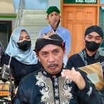 Ketua Lesbumi PCNU Kabupaten Kediri Abu Muslich didampingi jajaran pengurus lainnya saat memberi keterangan kepada wartawan, Jumat (1/10). foto: MUJI HARJITA/ BANGSAONLINE