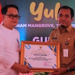 Kepala Dinas Perikanan dan Kelautan Jember, Indra Tri Purnomo, mewakili bupati saat menerima penghargaan.