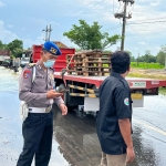 Ruas jalan di Desa Aeng Tabar menuju Kecamatan Tanjungbumi yang tergenang banjir.
