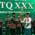 Bupati Pamekasan, Baddrut Tamam, saat menyerahkan hadiah bagi para juara MTQ XXX.