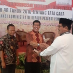 Wakil Bupati Bangkalan Drs. Mohni, M.M., memberikan cinderamata kepada AKBP Dr. Adang Oktori, S.H., M.H., BidKum Polda Jatim sebagai narasumber pada giat sosialisasi PP No. 48 Tahun 2016 di Gedung Rato Ebo, Rabu (26/03).