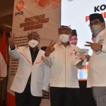 Kanan ke kiri: Machfud Arifin (MA), Ahmad Syaikhu (Presiden PKS), dan Kang Irwan (Ketum PKS Jatim) mengangkat dua jari yang merupakan simbol nomor urut MA dalam Pilwali Surabaya 2020. (foto: ist)