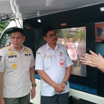 Kepala Biro Perekonomian Setdaprov Jatim, Budi Raharjo, dan Kepala Satpol PP Jatim, Hadi Wawan Guntoro, saat meninjau mobil X ray. 