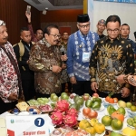 Pakde Karwo bersama para Gubernur se-Indonesia meninjau langsung kegiatan Business to Business yang mempertemukan antara pembeli dan penjual berbagai macam produk unggulan dari berbagai daerah di Indonesia.