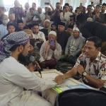 Syaikh Ziyaad Patel ketika menuntun ikrar kalimat syhadat Alih Sindu Pribadi di masjid Al-Akbar Surabaya, Jumat (22/3/2024). Banyak jemaah masjid Al-Akbar ikut menyaksikan proses ikrar dua kalimat syahadat tersebut. Foto: M Mas