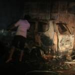 KORBAN-Daihatsu Xenia milik korban akibat menghindari balap liar dan menabrak kios bensin di Jl Tambakagung Puri, Jumat dini hari. (gunadhi/BangsaOnline.com)