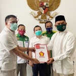 RESMI: Penyerahan rekomendasi Partai Gerindra kepada paslon BHS-Cak Taufiq di Kantor DPD Partai Gerindra Jatim, Kamis (3/9). foto: istimewa