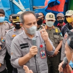 Plt. Kepala Dinas Sosial Kabupaten Kediri Slamet Turmudi saat menemui langsung para pengunjuk rasa. foto: MUJI HARJITA/ BANGSAONLINE