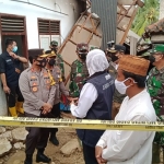 Gubernur Jawa Timur Khofifah bersama Kapolda Jawa Timur dan Pangdam V/Brawijaya saat meninjau secara langsung PP An-Nidhomiyah yang tertimpa musibah tanah longsor.