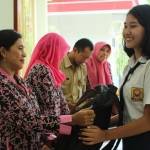 Salah seorang siswi SMP menerima seragam gratis dari Pemkot Blitar.